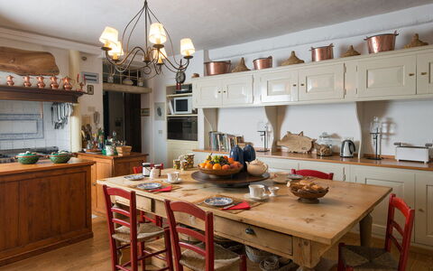 Galero: Møbel, Køkken, Indretning, Cabinetry, Countertop, Gulvbelægning, Træ, Bord, Køkken & Spisebord, Værelse