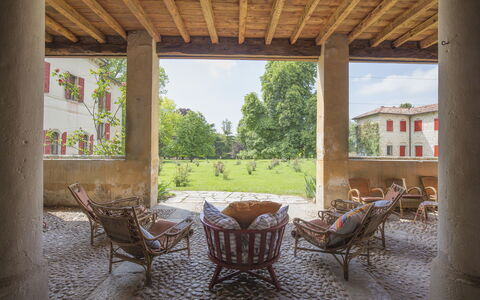 Jasmine Villa: Arkitektur, Have, Lawn, Hacienda, Skygge, Gård, Udendørs Møbler, Backyard, Stol, Kolonne