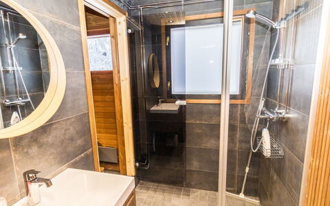 Kelokaltiokylä Mökki 58: Gulvbelægning, Træ, Etage, Sanitærarmatur, Indretning, Vvs, Værelse, Badeværelse, Tap, Håndvask