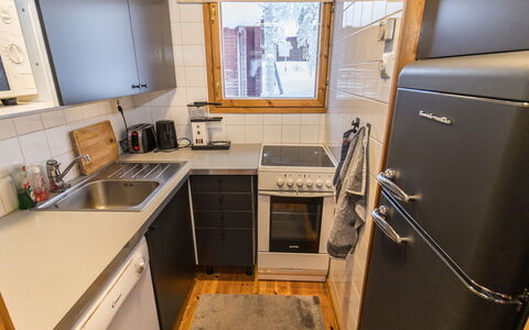 Kelokaltiokylä Mökki 58: Køkken Apparat, Køkken, Større Bandage, Countertop, Cabinetry, Gulvbelægning, Husholdningsapparat, Træ, Komfur, Etage