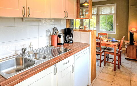 Cancale 615: Køkken, Countertop, Køkken Apparat, Cabinetry, Køkkenvask, Større Bandage, Sanitærarmatur, Træ, Håndvask, Møbel
