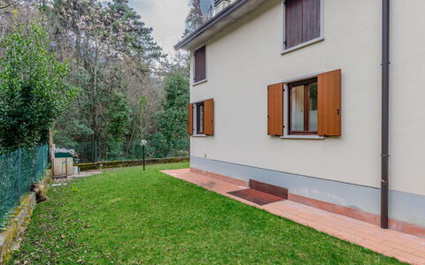 Le Busatte: Hjem, Backyard, Lawn, Skygge, Gård, Sidespor, Dagslys, Altan