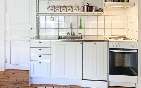 Torpet i Småland: Køkken, Gulvbelægning, Køkken Apparat, Større Bandage, Træ, Cabinetry, Etage, Countertop, Indretning, Værelse