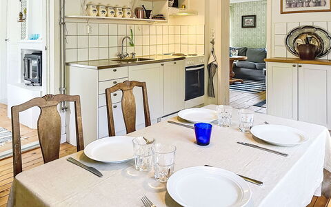 Torpet i Småland: Møbel, Indretning, Gulvbelægning, Etage, Træ, Spisestue, Køkken & Spisebord, Stol, Loft, Bord