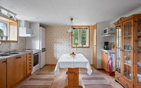 Långerud: Bygning, Hus, Vindue, Hjem, Tag, Boligområde, Busk, Sommerhus, Land Lot