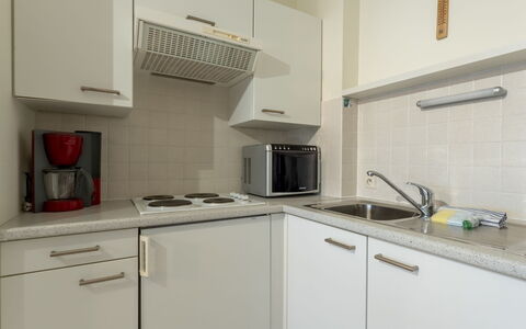 Zon & Zee with Seaview: Køkken Apparat, Køkken, Countertop, Større Bandage, Cabinetry, Komfur, Gulvbelægning, Køkkenvask, Indretning, Komfur