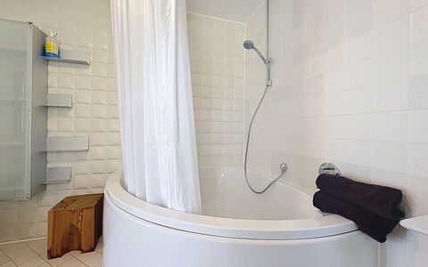 Villa 111 an der Loreley mit Sauna: Badeværelse, Sanitærarmatur, Væg, Badekar, Indretning, Gulvbelægning, Etage, Vvs, Flise, Tap