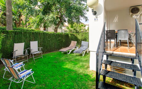 Valparaiso: Lawn, Have, Skygge, Gård, Backyard, Landscaping, Udendørs Møbler, Hegn