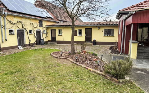 Mit Großem Garten: Hus, Tag, Hjem, Boligområde, Sommerhus, Backyard, Gård, Lawn, Have, Indkørsel