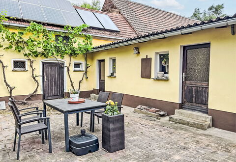 Mit Großem Garten: Møbel, Dør, Hjem, Gulvbelægning, Blomsterkrukke, Udendørs Møbler, Sommerhus, Stol, Stueplante, Gård