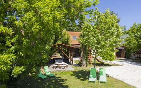 Badacsonyörs 101: Skygge, Sommerhus, Have, Backyard, Gård, Udendørs Struktur, Eco Hotel, Udendørs Møbler, Udendørs Bord, Garden Bygninger