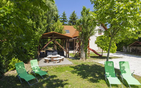 Badacsonyörs 101: Møbel, Sommerhus, Skygge, Udendørs Møbler, Udendørs Bord, Have, Backyard, Lawn, Fritid, Gård