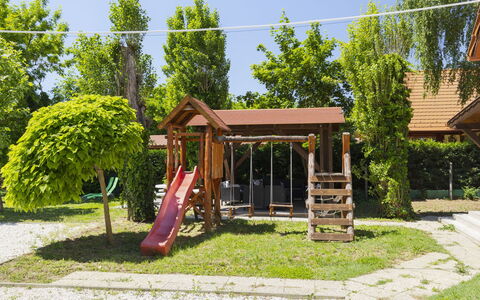 Petka: Træ, Legetøjsrutsjebane, Legepladsudstyr, Offentlige Rum, Skygge, Have, Fritid, Lawn, Backyard, Legeplads