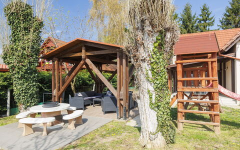 Petka: Træ, Skygge, Have, Sommerhus, Backyard, Fritid, Udendørs Struktur, Gård, Garden Bygninger, Landscaping