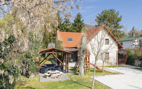 Petka: Hus, Boligområde, Hjem, Sommerhus, Have, Skygge, Gård, Backyard, Landscaping, Stuehus