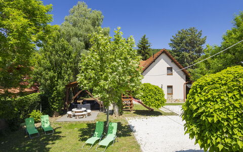 Petka: Sommerhus, Have, Skygge, Lawn, Gård, Backyard, Landscaping, Udendørs Møbler, Stuehus, Eco Hotel