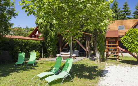 Petka: Møbel, Udendørs Møbler, Skygge, Sommerhus, Have, Backyard, Udendørs Bord, Gård, Stol, Lawn