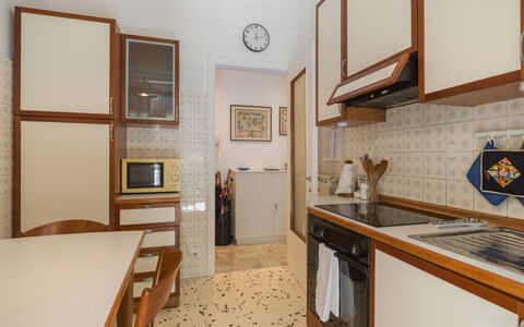 Elide: Gulvbelægning, Træ, Etage, Indretning, Køkken, Countertop, Møbel, Større Bandage, Værelse, Cabinetry