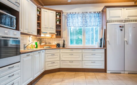 Villa Ulperi: Træ, Gulvbelægning, Indretning, Cabinetry, Køkken, Etage, Countertop, Køkken Apparat, Større Bandage, Skuffe