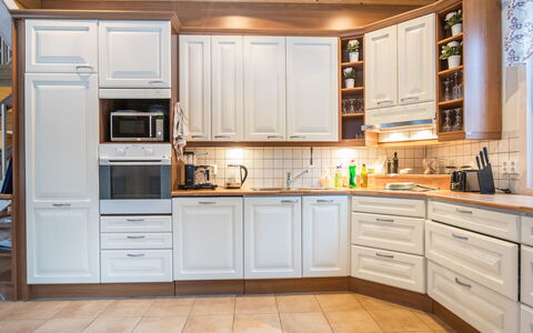 Villa Ulperi: Cabinetry, Køkken, Træ, Gulvbelægning, Indretning, Køkken Apparat, Større Bandage, Countertop, Skab, Skuffe