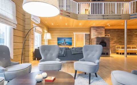 Villa Ulperi: Møbel, Indretning, Gulvbelægning, Etage, Træ, Couch, Stue, Loft, Trægulve, Stol