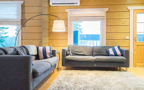 Villa Ulperi: Møbel, Couch, Gulvbelægning, Indretning, Træ, Stue, Etage, Trægulve, Værelse