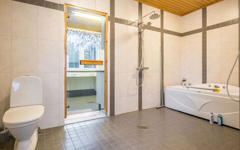 Villa Ulperi: Gulvbelægning, Sanitærarmatur, Etage, Indretning, Loft, Vvs, Badeværelse, Værelse, Tap, Flise