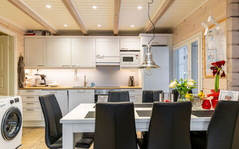 Villa Loisto: Gulvbelægning, Indretning, Træ, Loft, Møbel, Etage, Køkken, Countertop, Trægulve, Belysning