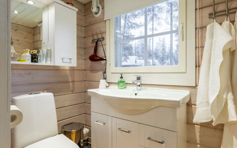 Villa Loisto: Sanitærarmatur, Håndvask, Gulvbelægning, Badeværelsesvask, Træ, Indretning, Etage, Tap, Badeværelsesskab, Badeværelse