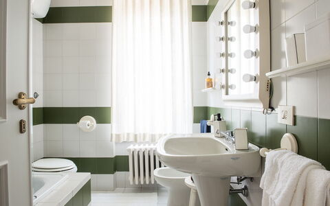 Villa El Olivar: Indretning, Badeværelse, Gulvbelægning, Sanitærarmatur, Badeværelsesvask, Toilet, Etage, Håndvask, Toiletbræt, Vvs