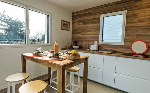 Magdanela: Møbel, Indretning, Gulvbelægning, Køkken, Countertop, Træ, Etage, Cabinetry, Bord, Køkken Apparat