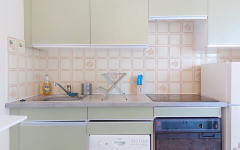 Les Jardins du Soleil: Køkken, Køkken Apparat, Countertop, Større Bandage, Cabinetry, Gulvbelægning, Indretning, Køkkenvask, Etage, Husholdningsapparat