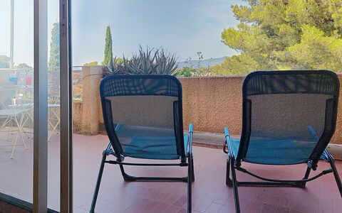 Les Jardins du Soleil: Møbel, Stol, Udendørs Møbler, Udendørs Bord, Skygge, Foldestol, Altan, Bejdse, Kaffebord, Eco Hotel