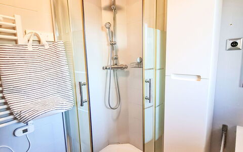 Mimosa: Etage, Gulvbelægning, Indretning, Sanitærarmatur, Badeværelse, Værelse, Vvs, Bruser, Bruser Dør, Toilet