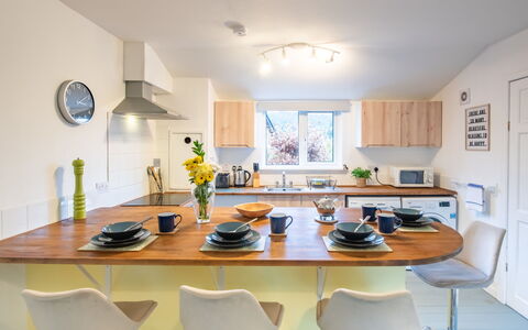 The Chalet: Møbel, Indretning, Countertop, Køkken, Gulvbelægning, Køkken Apparat, Træ, Loft, Stol, Køkken & Spisebord