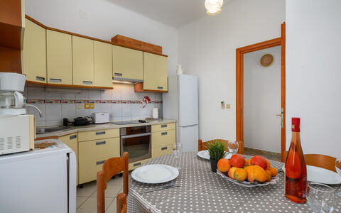 Villa Rita: Indretning, Møbel, Gulvbelægning, Køkken Apparat, Etage, Køkken, Countertop, Værelse, Større Bandage, Loft