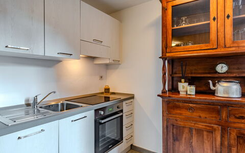 Centro Storico Porlezza: Cabinetry, Countertop, Køkken, Møbel, Køkken Apparat, Træ, Indretning, Gulvbelægning, Større Bandage, Skab