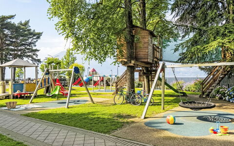 Como Lake Blu & Green: Legepladsudstyr, Offentlige Rum, Legetøjsrutsjebane, Menneskelig Bosættelse, Parkere, Fritid, Legeplads, Lawn, Skygge, Have