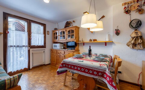Maisonette Grand Soleil: Indretning, Møbel, Træ, Værelse, Loft, Gulvbelægning, Etage, Hjem, Cabinetry, Lejlighed