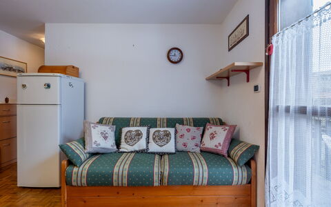 Maisonette Grand Soleil: Møbel, Indretning, Træ, Gulvbelægning, Etage, Værelse, Lejlighed, Hjem, Couch, Stue