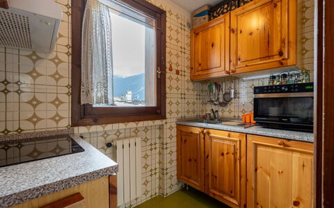 Maisonette Grand Soleil: Træ, Indretning, Køkken, Cabinetry, Countertop, Gulvbelægning, Værelse, Skab, Loft, Større Bandage