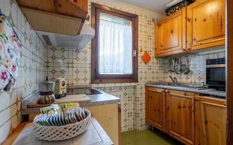 Maisonette Grand Soleil: Træ, Indretning, Gulvbelægning, Køkken, Værelse, Møbel, Cabinetry, Loft, Bejdse, Countertop