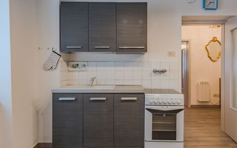 Catherine: Køkken, Køkken Apparat, Større Bandage, Gulvbelægning, Countertop, Træ, Etage, Indretning, Cabinetry, Møbel