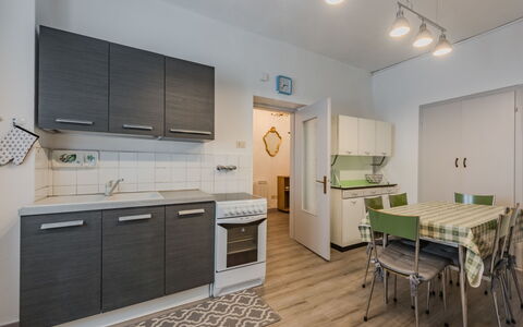 Catherine: Køkken, Indretning, Gulvbelægning, Møbel, Større Bandage, Køkken Apparat, Etage, Countertop, Træ, Loft