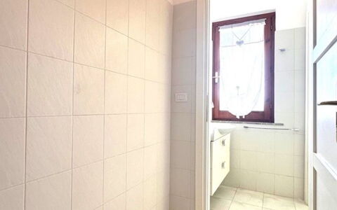 Parigi: Gulvbelægning, Etage, Sanitærarmatur, Badeværelse, Loft, Indretning, Toilet, Vvs, Flise, Værelse