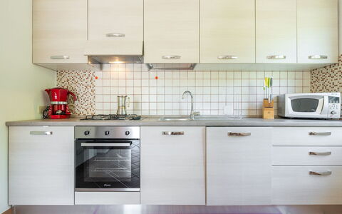 Malù House: Køkken, Køkken Apparat, Countertop, Cabinetry, Større Bandage, Køkkenvask, Gulvbelægning, Håndvask, Møbel, Indretning