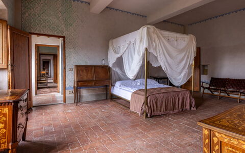 Villa Il Casalino, Florentine Hills with Pool: Gulvbelægning, Etage, Indretning, Møbel, Loft, Belysning, Værelse, Soveværelse, Seng, Bed Frame
