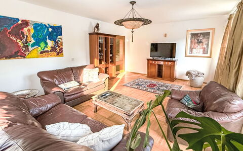 Acereto: Møbel, Indretning, Gulvbelægning, Couch, Etage, Træ, Loft, Værelse, Stue, Bord