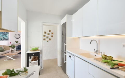 El Veril: Køkken, Countertop, Køkken Apparat, Indretning, Gulvbelægning, Større Bandage, Cabinetry, Træ, Håndvask, Møbel