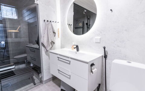 Soutaja Lodge: Gulvbelægning, Indretning, Sanitærarmatur, Etage, Badeværelsesskab, Håndvask, Badeværelsesvask, Badeværelse, Tap, Loft